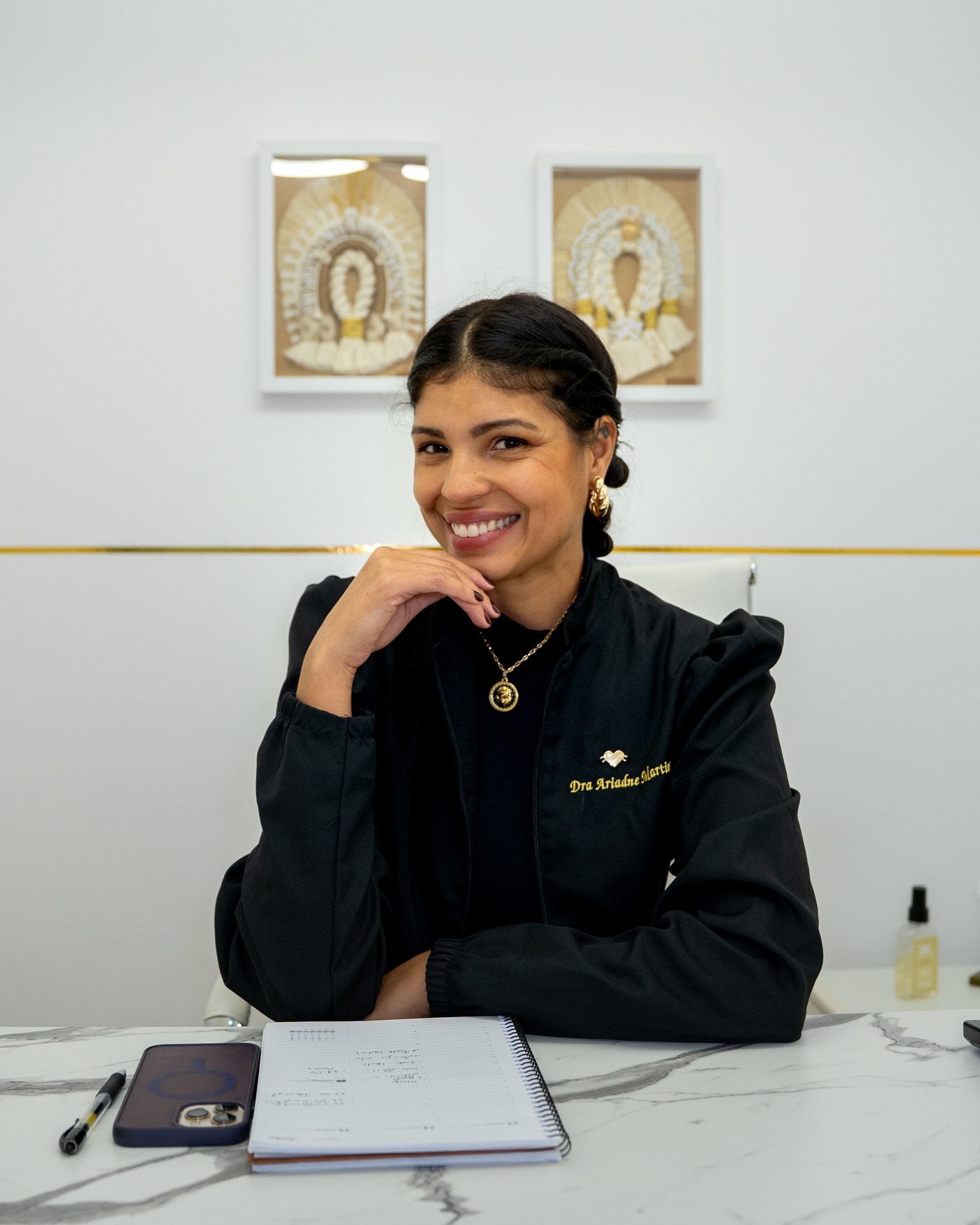 Dra. Ariadne Martins em seu consultório